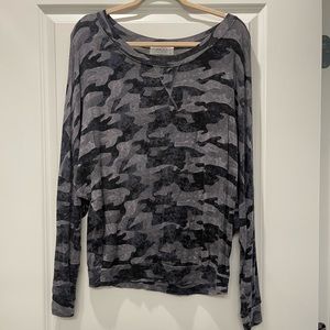 MOD ON TREND | Gray Camo Dolman Top